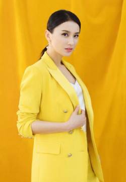 中国内地著名女演员黄圣依西装时尚写真图片