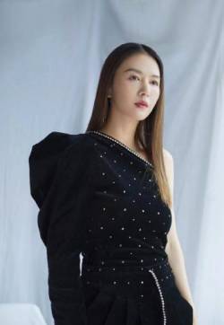 高清内地女歌手美女谭维维单肩丝绒裙优雅写真图片