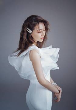 中国内地新疆乌鲁木齐市影视女演员古力娜扎复古风杂志写真大片