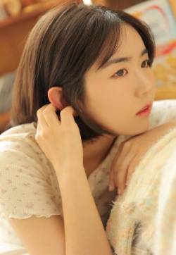 中国大陆江苏省南通女演员马伊琍墨绿色雪纺露背衫性感图片