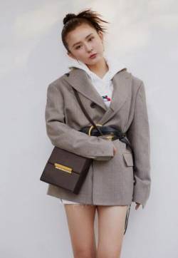 内地北京女演员热依扎格纹西装写真图片
