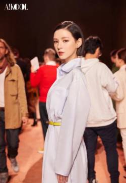 中国内地新晋女演员模特张予曦清新蓝衬衫裙甜美图片
