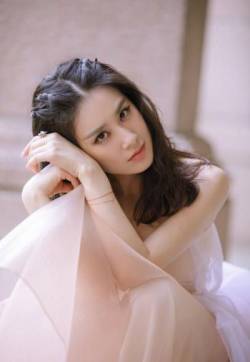 中国内地著名女演员黄圣依仙女裙甜美写真图片