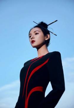 中国内地新晋女演员模特张予曦复古韵味写真图片