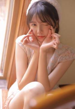 中国内地著名女演员黄圣依黑色性感优雅写真图片