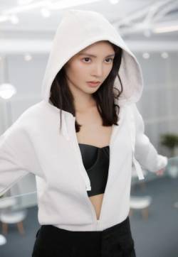 中国大陆山东济南女演员平面模特金晨休闲运动风性感写真图片