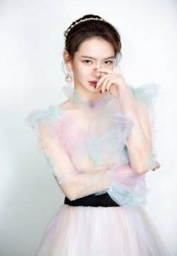 中国内地湖南广水女演员郑雅文酷美街拍写真图片