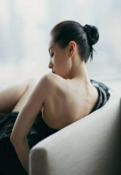 高清中国内地四川成都影视女演员王子文露背黑裙性感写真图片