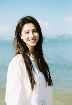 中国内地影视女演员葛天清爽性感户外写真图片