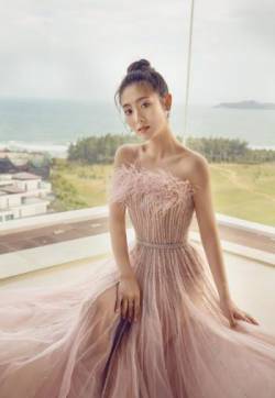 高清中国内地北京朝阳女演员邢菲粉色曳地纱裙性感图片