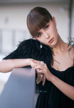 中国台湾女模特昆凌黑色羽毛裙迷人写真图片