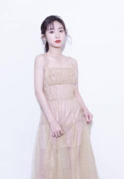 高清中国内地北京朝阳女演员邢菲温婉迷人海边写真图片