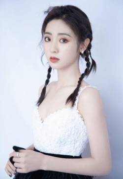 高清中国内地北京朝阳女演员邢菲黑色羽毛裙甜美写真图片