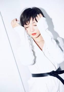 贵州女演员齐溪纯白优雅干练写真图片