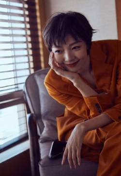 贵州女演员齐溪《吹哨人》首映礼干练图片