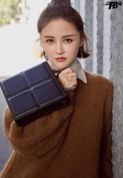 高清中国内地四川女演员张歆艺暖色毛衣甜美写真图片