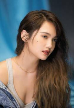 高清中国台湾省台北女歌手演员杨丞琳卷发性感MV写真图片