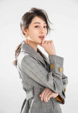高清内地女演员赵圆瑗西装干练写真图片