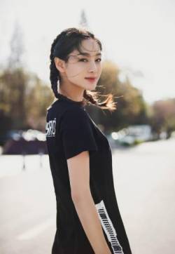 高清内地女演员赵圆瑗麻花辫运动风街拍写真图片