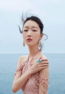 高清中国内地影视河北省石家庄女演员周冬雨粉裙优雅海边写真图片