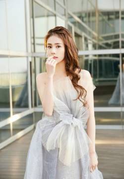 江苏常州职业模特女演员白鹿亮片礼裙简约摩登写真图片