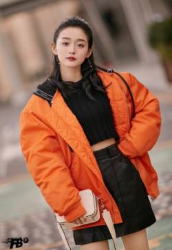 高清中国内地女演员平面模特何泓姗橘色系清爽时尚街拍图片