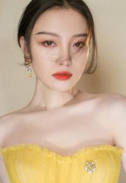 中国内地江苏南京女演员倪妮抹胸纱裙明艳性感写真图片