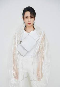 周笔畅纯白优雅时尚写真图片
