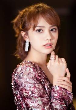 高清性感北京美女姜珮瑶深v性感写真图片