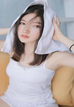 中国台湾女歌手“碧梨”比莉·艾利什酷帅活动照图片
