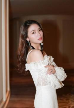 中国内地四川省达州市渠县人女歌手黄英白裙优雅甜美写真图片