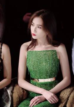 刘美彤亮片裙甜美靓丽写真图片