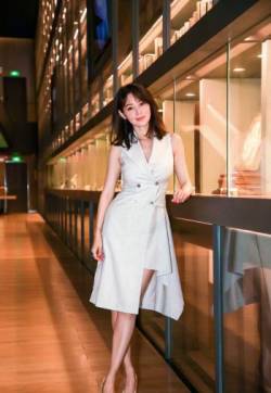 中国内地吉林省长春市南关女演员于明加Lorla气质美女明星床上调皮写真第张
