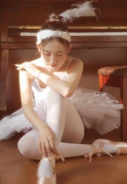 吊带舞裙美女性感迷人白丝袜写真图片