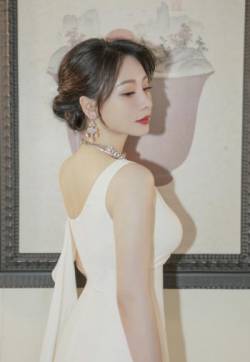 中国内地湖南衡阳女演员柳岩白裙性感写真图片