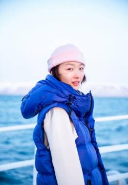 高清中国内地安徽女演员周雨彤妩媚红裙性感写真图片