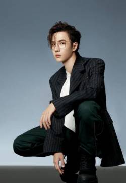 河南省洛阳男明显王一博酷帅时尚写真图片
