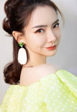 四川省成都市武侯女演员戚薇性感养眼写真图片