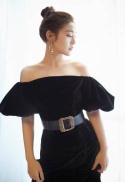 高清吉林省辽源女明星张佳宁一字肩连衣裙性感活动照图片