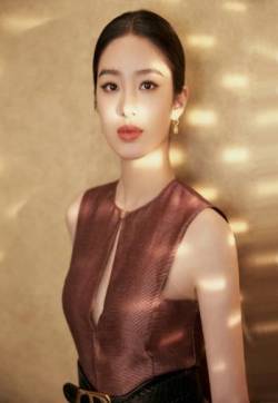 中国内地女演员、歌手、主持人杨采钰大气优雅写真图片