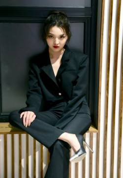 高清内陆美女星强东玥纯黑甜酷写真图片