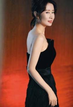 高清湖北武汉影视女演员刘敏涛抹胸裙优雅性感写真图片