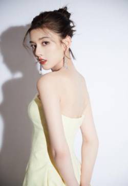 中国北京当代95后女演员宋祖儿鹅黄礼服仙气写真图片