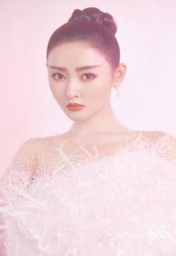 高清哈尔滨新生代女演员张天爱羽毛裙唯美写真图片
