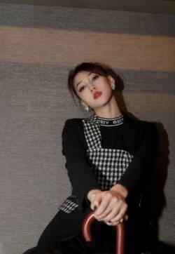 大陆广西壮族自治区百色弦子热辣红唇性感写真图片