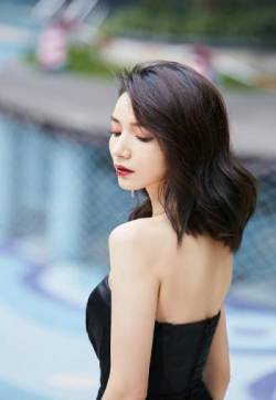 中国内地影视新疆乌鲁木齐女演员代斯开叉礼服性感写真图片图片