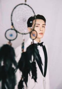 高清广东省深圳男明星曾舜晞纯白西装优雅写真图片