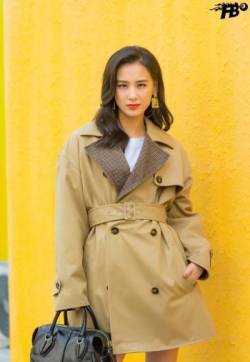 中国内地著名女演员黄圣依休闲风衣时尚写真图片