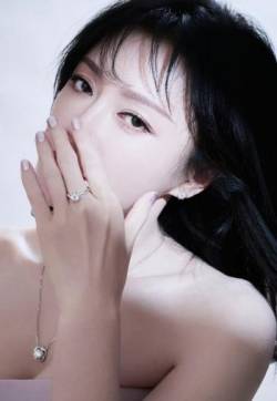 高清中国内地辽宁省沈阳女演员秦岚高挑纤细身材性感图片