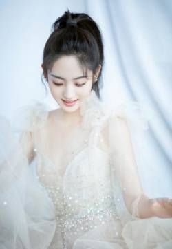 高清中国内地北京朝阳女演员邢菲纯白优雅浪漫写真图片